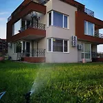 Niko's Deluxe Apartment *