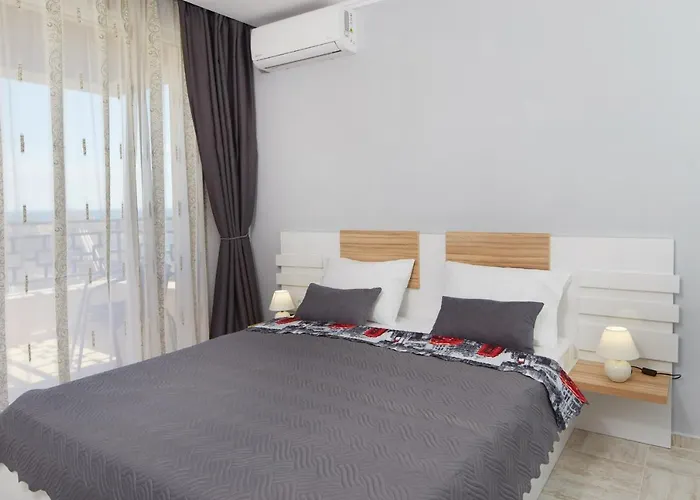 Niko's Deluxe Apartment