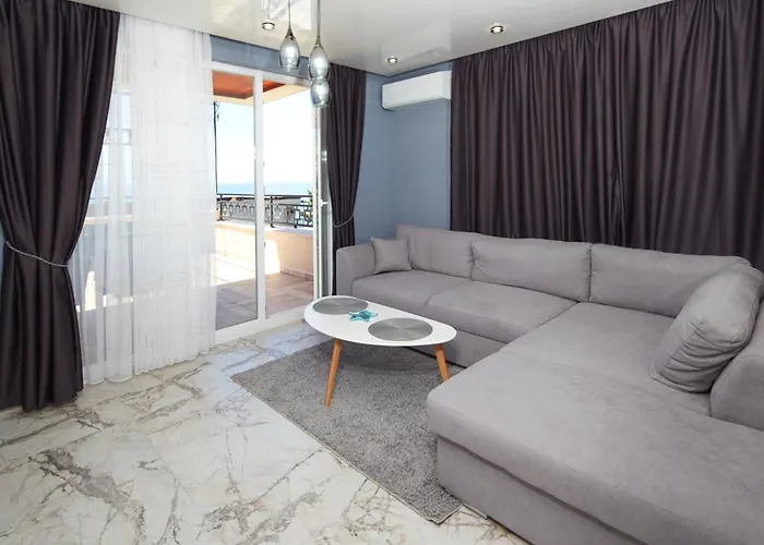 Niko's Deluxe Apartment